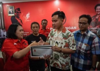 Gibran Rakabuming Raka (ketiga kanan) di kantor DPC PDI Perjuangan, Solo, Jawa Tengah. ANTARA FOTO/Mohammad Ayudha