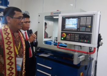 TINJAU LABORATORIUM. Direktur Pendidikan Tinggi, Iptek, dan Kebudayaan
Kementerian PPN/Bappenas Hadiat (kiri) meninjau Laboratorium Teknik 2 Itera yang baru diresmikan di kampus setempat, Senin (27/1). (LAMPUNG POST/DELIMA NATALIA NAPITUPULU)