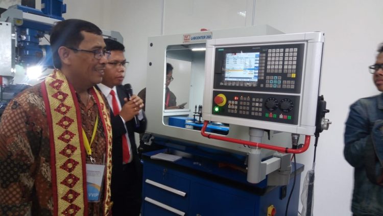 TINJAU LABORATORIUM. Direktur Pendidikan Tinggi, Iptek, dan Kebudayaan
Kementerian PPN/Bappenas Hadiat (kiri) meninjau Laboratorium Teknik 2 Itera yang baru diresmikan di kampus setempat, Senin (27/1). (LAMPUNG POST/DELIMA NATALIA NAPITUPULU)