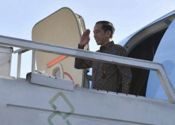 KUNJUNGI UEA. Presiden Joko Widodo memberi hormat sebelum bertolak ke Abu Dhabi, Uni Emirat Arab, di Lanud Halim Perdanakusuma, Jakarta, Minggu (12/1). (ANTARA/SETPRES-LAILY RACHEV)