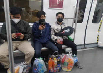 MINTA DIPULANGKAN. Mahasiswa Sumsel di Tiongkok minta dipulangkan. Tiga mahasiswa Sumsel usai berbelanja. (MI/DWI APRIANI)