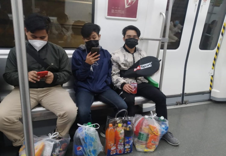 MINTA DIPULANGKAN. Mahasiswa Sumsel di Tiongkok minta dipulangkan. Tiga mahasiswa Sumsel usai berbelanja. (MI/DWI APRIANI)