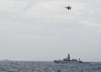 PATROLI. KRI Usman Harun-359 (kanan) bersama KN Pulau Dana-323 dan Pesawat Tempur F16 TNI AU melakukan peran tempur bahaya udara di Laut Natuna, Jumat (10/1). (ANTARA/M RISYAL HIDAYAT)