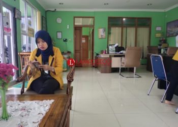 Head Counter Arie Tours Desi Suprianti