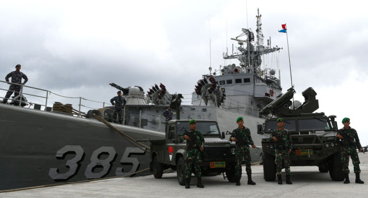 OPERASI SIAGA. Sejumlah prajurit TNI saat mengikuti upacara Operasi Siaga Tempur Laut Natuna 2020 di Pelabuhan Pangkalan TNI AL Ranai, Natuna, Kepulauan Riau, Jumat (3/1).(ANTARA/M RISYAL HIDAYAT)