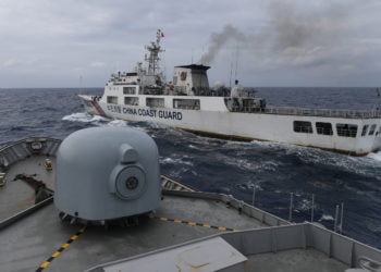 KAPAL ASING. Kapal Coast Guard Tiongkok-5302 memotong haluan KRI Usman Harun-359 pada jarak 60 yards (sekitar 55 meter) saat melaksanakan patroli mendekati kapal nelayan pukat Tiongkok yang menangkap ikan di ZEE Indonesia Utara Pulau Natuna.(ANTARA/M RISYAL HIDAYAT)