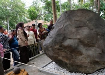 Sejumlah pengunjung menyaksikan batu prasasti di komplek Keraton Agung Sejagad Desa Pogung Jurutengah, Bayan, Purworejo, Jawa Tengah. (Foto: ANTARA/Anis Efizudin
