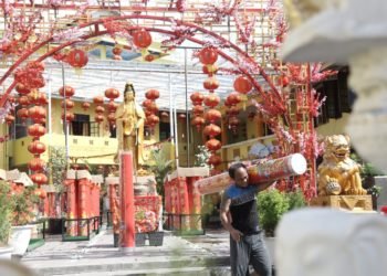 Pekerja sedang mempersiapkan wihara di Telukbetung, Bandar Lampung, Kamis (23/1), untuk menyambut Imlek.
(LAMPUNG POST/SUKISNO)