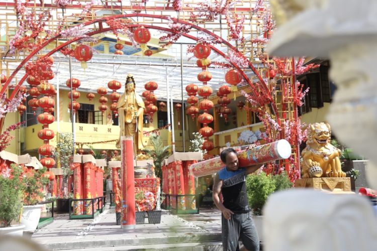 Pekerja sedang mempersiapkan wihara di Telukbetung, Bandar Lampung, Kamis (23/1), untuk menyambut Imlek.
(LAMPUNG POST/SUKISNO)