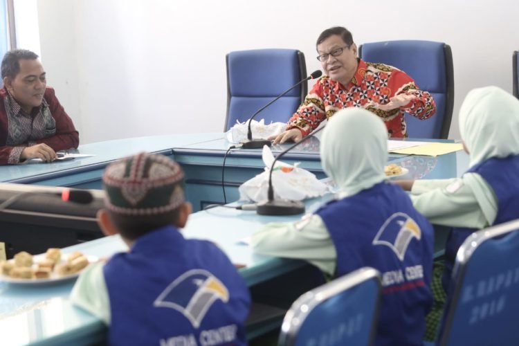 PDAM PENYALUR AIR BERSIH. Direktur Utama PDAM Way Rilau AZP Gustimego memberikan penjelasan mengenai cara PDAM menyalurkan air bersih kepada masyarakat kepada Reporter Cilik Lampung Post, di Kantor PDAM Way Rilau, Jalan P Emir M Noer, Bandar Lampung, Kamis (17/1). LAMPUNG POST/ZAINUDDIN
