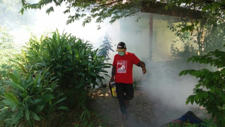 Petugas melakukan fogging untuk membasmi penyebaran nyamuk pembawa demam berdarah. Dok