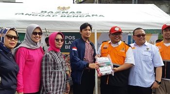 Lintasarta, menjalin kerja sama dengan Badan Amil Zakat Nasional (Baznas) untuk menyalurkan bantuan berupa ribuan paket hygiene kit, baby kit, dan alat kebersihan rumah untuk korban banjir, di Kampung Pulo, Jakarta Timur, Sabtu (4/1).