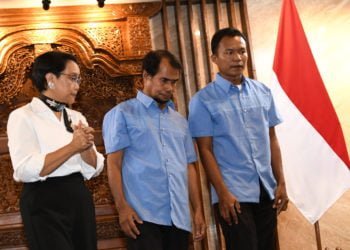 SANDERA. Menteri Luar Negeri Retno Marsudi (kiri) berbincang dengan dua WNI yang sebelumnya menjadi sandera kelompok gerilyawan Filipina Abu Sayyaf, Maharudin (tengah) dan Samiun usai acara serah terima ke pihak keluarga di Kantor Kementerian Luar Negeri, Jakarta, Kamis (26/12). (ANTARA/ADITYA PRADANA PUTRA)