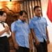 SANDERA. Menteri Luar Negeri Retno Marsudi (kiri) berbincang dengan dua WNI yang sebelumnya menjadi sandera kelompok gerilyawan Filipina Abu Sayyaf, Maharudin (tengah) dan Samiun usai acara serah terima ke pihak keluarga di Kantor Kementerian Luar Negeri, Jakarta, Kamis (26/12). (ANTARA/ADITYA PRADANA PUTRA)