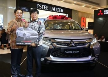 UNDIAN PAJERO. PT Mitsubishi Motors Krama Yudha Sales Indonesia mengundi Gebyar Hadiah Akhir Tahun yang merupakan promosi penjualan periode Oktober—Desember 2019 pada gelaran Mitsubishi Motors Auto Show di Mal Central Park, Jakarta, Sabtu (18/1). Undian ini menyediakan 1 unit Pajero Sport Ultimate sebagai hadiah utama.
n DOKUMENTASI MMKSI
