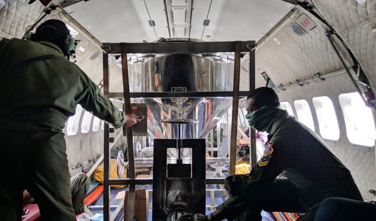 SEMAI GARAM. Kru pesawat CN 295 melakukan penyemaian garam di atas langit Selat Sunda,
Selasa (7/1). (MI/TRI SUBARKAH)