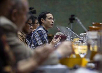 RAPAT KERJA. Menteri Pendidikan dan Kebudayaan Nadiem Anwar Makarim menyampaikan paparan dalam rapat kerja dengan Komisi X DPR di Kompleks Parlemen, Senayan, Jakarta, Selasa (28/1). (ANTARA/DHEMAS REVIYANTO)