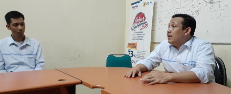 Manajer Bagian Pemasaran dan Pelayanan UP3 Kotabumi, Refa James Simatupang saat memberikan keterangan kepada awak media di kantornya, Selasa (7/1/2019). Fajar Nofitra/ Lampung Post