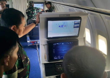PANTAU KAPAL ASING. Panglima Komando Gabungan Wilayah Pertahanan I Laksdya Yudo Margono (kedua dari kiri) memantau kapal asing yang masih berada di Laut Natuna dengan menggunakan pesawat Boeing milik TNI-AU di Natuna, Minggu, 12 Januari 2020. (DOKUMENTASI PUSPEN TNI)