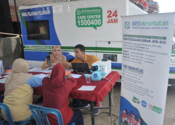 JEMPUT BOLA. Petugas BPJS Kesehatan melayani warga yang mengurus administrasi keanggotan Jaminan Kesehatan Nasional Kartu Indonesia Sehat (JKN KIS) di kawasan Kelurahan Ario Kemuning, Palembang, Sumatera Selatan, Jumat (20/12). (ANTARA/FENY SELLY)