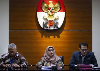KONPRES OTT. Wakil Ketua KPK Lili Pintauli Siregar (tengah), Ketua KPU Arief Budiman (kiri), dan Plt Juru Bicara KPK Ali Fikri (kanan) memberikan keterangan pers soal OTT yang menjerat Komisioner KPU Wahyu Setiawan di gedung KPK, Jakarta, Kamis (9/1). (ANTARA/DHEMAS REVIYANTO)