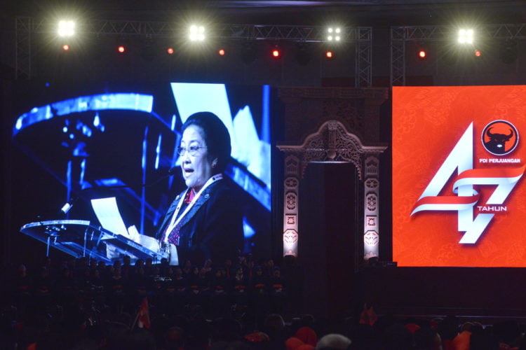 HUT KE-47 PDIP. Presiden RI V yang juga Ketua Umum PDI Perjuagan Megawati Soekarnoputri memberikan sambutan pada acara Peringatan hari jadi PDI Perjuangan ke-47 di JI Expo, Jakarta, Jumat (10/1). (MI/MOHAMAD IRFAN)