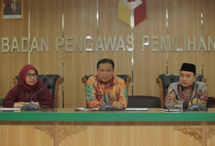 Ketua Bawaslu Abhan  (tengah). (ANTARA/RENO ESNIR)