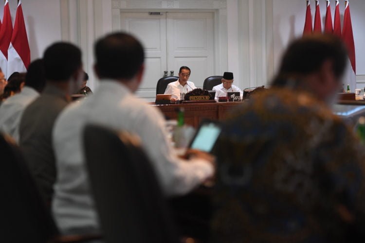 Presiden Joko Widodo (kiri) didampingi Wakil Presiden Ma'ruf Amin (kanan) memimpin rapat terbatas di Kantor Presiden, Jakarta, Rabu (15/1). Ratas itu salah satunya membahas persiapan pemindahan ibu kota. (ANTARA/AKBAR NUGROHO GUMAY)