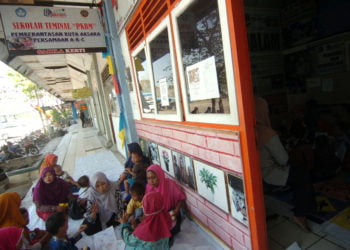 SEKOLAH NONFORMAL. Sejumlah anak pedagangan asongan dan pengemis mengikuti kegiatan belajar mengajar di sekolah terminal Sakila Kerti di Terminal Tegal, Jawa Tengah..(ANTARA/OKY LUKMANSYAH)