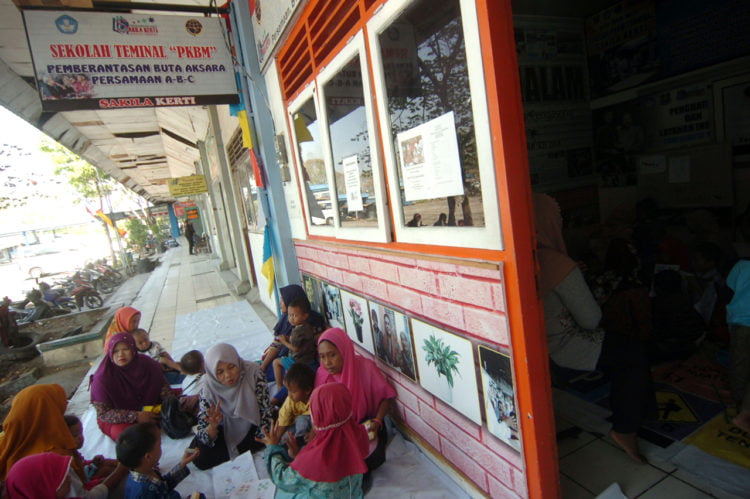SEKOLAH NONFORMAL. Sejumlah anak pedagangan asongan dan pengemis mengikuti kegiatan belajar mengajar di sekolah terminal Sakila Kerti di Terminal Tegal, Jawa Tengah..(ANTARA/OKY LUKMANSYAH)