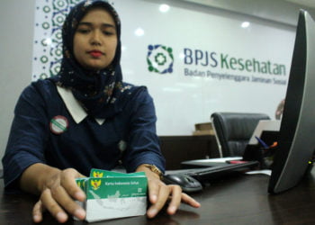 KELUAR DARI KEPESERTAAN. Petugas menata sejumlah kartu peserta BPJS Kesehatan. Sejumlah pemda memutuskan keluar dari kepesertaan BPJS Kesehatan. (ANTARA/RISKY ANDRIANTO)