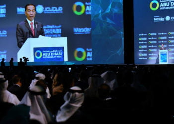 ENERGI MASA DEPAN. Presiden Joko Widodo menyampaikan pemaparan saat menjadi pembicara utama dalam Abu Dhabi Sustainability Week yang dihelat di Abu Dhabi National Exhibition Center, Abu Dhabi, Uni Emirat Arab, Selasa (14/1). Presiden Jokowi menegaskan Pemerintah Indonesia akan terus merestrukturisasi sistem energi sehingga memenuhi tantangan akan kelestarian lingkungan. (BIRO PERS SETPRES/LAILY RACHEV)