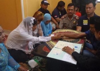 Sepasang Kekasih Menikah di Kantor Polisi