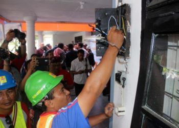 Ilustrasi petugas PLN memeriksa jaringan listrik. Foto: dok MI/Bagus Suryo