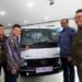 Presiden Direktur Tata Motors Distribusi Indonesia (TMDI) Biswadev Sengupta (kedua kanan) bersama Direktur Utama PT Autogriya Handal Mandiri Masri Limin (kedua kiri) memperlihatkan mobil produksi TMDI saat pembukaan gerai dealer 3S (Sales, Service & Spare parts) PT Autogriya Handal Mandiri di Sungai Raya, Kabupaten Kubu Raya, Kalimantan Barat, Sabtu (18/1/2020). Presiden Direktur TMDI menyatakan pihaknya menargetkan selama 2020 dapat menjual 30 unit mobil jenis Pick Up serta 10-15 unit Truk (Tata Prima 2528.K, Tata Ultra 1014, Tata Xenon Double Cabin dan Tata LPT 913) yang merupakan produk unggulan Tata Motors untuk pertambangan, perkebunan serta aplikasi general cargo di wilayah Kalimantan Barat. ANTARA FOTO/Jessica Helena Wuysang/pd.