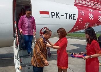 TERBANG PERDANA. Kru maskapai TransNusa mengalungkan bunga, menyambut penumpang penerbangan perdana Bandung-Lampung, Jumat (24/1) lalu. TransNusa membuka beberapa rute baru untuk meningkatkan konektivitas antaradaerah seperti Lampung-Bandung, Lampung-Yogyakarta, dan Lampung-Semarang.
n DOK. TRANSNUSA