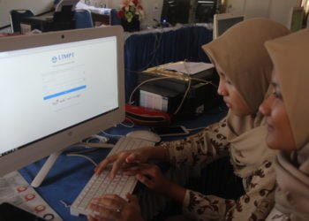 AKSES AKUN LTMPT. Siswa sedang mengakses situs Lembaga Tes MasuK Perguruan Tinggi (LTMPT) di laboratorium komputer SMAN 3 Bandar Lampung, Rabu (8/1). Disdikbud Lampung membentuk tim untuk mencari solusi terkait 150 sekolah menengah atas (SMA)/kejuruan (SMK) yang gagap teknologi (gaptek). Sekolah yang terkendala itu harus didorong agar bisa terdaftar akunnya di LTMPT untuk proses SNMPTN 2020.
LAMPUNG POST/SUKISNO