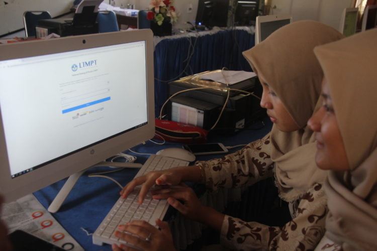 AKSES AKUN LTMPT. Siswa sedang mengakses situs Lembaga Tes MasuK Perguruan Tinggi (LTMPT) di laboratorium komputer SMAN 3 Bandar Lampung, Rabu (8/1). Disdikbud Lampung membentuk tim untuk mencari solusi terkait 150 sekolah menengah atas (SMA)/kejuruan (SMK) yang gagap teknologi (gaptek). Sekolah yang terkendala itu harus didorong agar bisa terdaftar akunnya di LTMPT untuk proses SNMPTN 2020.
LAMPUNG POST/SUKISNO