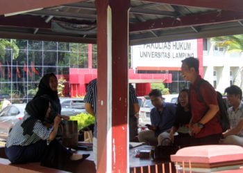 PROGRAM KAMPUS MERDEKA. Sejumlah mahasiswa Universitas Lampung berbincang di halaman Kampus Unila, Selasa (28/1). Program Kampus Merdeka yang diluncurkan Menteri Nadiem Makarim disebut dalam rangka menyiapkan generasi yang mampu menghadapi era Revolusi Industri 4.0. Era tersebut bersifat volatility, uncertainty, complexity, ambiguity (VUCA).
LAMPUNG POST/SUKISNO