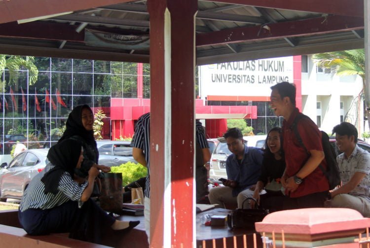 PROGRAM KAMPUS MERDEKA. Sejumlah mahasiswa Universitas Lampung berbincang di halaman Kampus Unila, Selasa (28/1). Program Kampus Merdeka yang diluncurkan Menteri Nadiem Makarim disebut dalam rangka menyiapkan generasi yang mampu menghadapi era Revolusi Industri 4.0. Era tersebut bersifat volatility, uncertainty, complexity, ambiguity (VUCA).
LAMPUNG POST/SUKISNO
