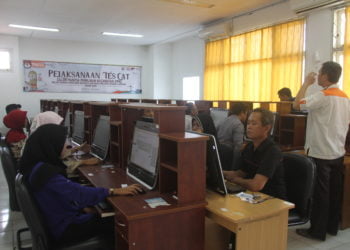 TES CAT PPK. Peserta mengikuti tes seleksi CAT panitia pemilihan kecamatan Pilkada 2002 Kota Bandar Lampung, di lab komputer FMIPA Universitas Lampung, Kamis (30/1). LAMPUNG POST/SUKISNO