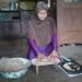 PENGUSAHA KERUPUK OPAK. Rusiyanti, warga RT 04, RW 03, Kelurahan Rejosari, Kecamatan Kotabumi, mencetak kerupuk opak hasil kreasinya, di rumahnya, Kamis (30/1). LAMPUNG POST/YUDHI HARDIYANTO