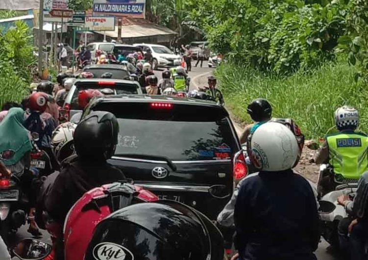 PENGUNJUNG TERJEBAK MACET. Pengunjung yang akan berlibur terjebak macet di pintu masuk pantai wisata Mutun Pesawaran, Rabu (1/1). n LAMPUNG POST/AHMAD AMRI
