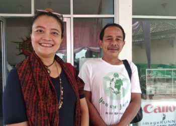 Gita, dan Budi, dua aktivis lingkungan, giat melakukan pendampingan pengelolaan sampah kepada masyarakat Tubaba. LAMPUNG POST/AHMAD SOBIRIN