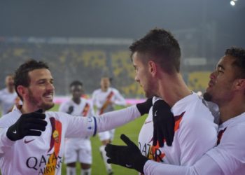 RAYAKAN GOL. Para pemain AS Roma merayakan gol Lorenzo Pellegrini ke gawang Parma. AS Roma berhasil mengalahkan Parma 2-0 di Stadion Ennio Tardini, Jumat (17/1) dini hari WIB.(TWITTER/AS ROMA)