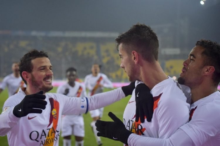 RAYAKAN GOL. Para pemain AS Roma merayakan gol Lorenzo Pellegrini ke gawang Parma. AS Roma berhasil mengalahkan Parma 2-0 di Stadion Ennio Tardini, Jumat (17/1) dini hari WIB.(TWITTER/AS ROMA)
