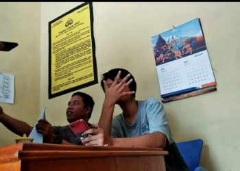 SL (menutupi wajahnya) saat memberikan keterangan di ruang SPKT Polsek Tulangbawang tengah, Rabu (8/1/2002).