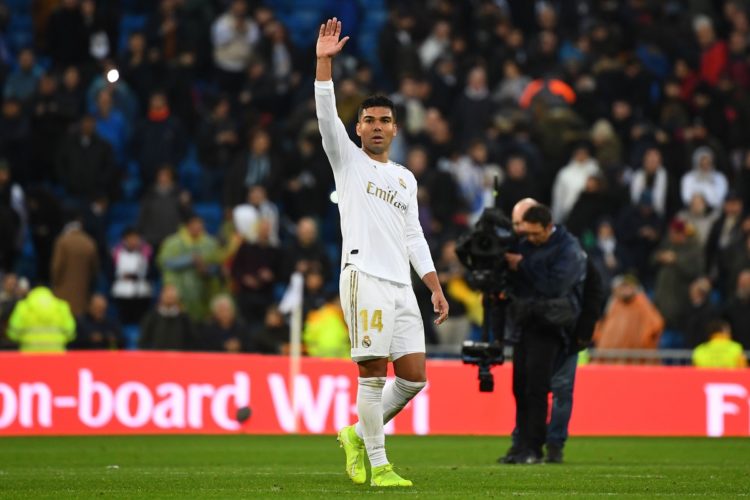 DUA GOL. Pemain tengah Real Madrid, Casemiro, melambaikan tangan kepada para penonton pada akhir pertandingan La Liga Spanyol antara Real Madrid dan Sevilla di Stadion Santiago Bernabeu di Madrid, Sabtu (18/1). Casemiro mencetak dua gol kemenangan Real Madrid atas Sevilla dengan skor 2-1.(AFP/GABRIEL BOUYS)