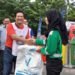 CITY CLEAN UP. GM Coca-Cola Amatil Indonesia Fahmul Yakin bersama pengurus CSR Forum Kesos Sumsel dan MITRA KOTA Forum Tanggung Jawab Sosial Lingkungan Kota Palembang pada acara pembukaan City Clean Up Palembang 2020, Sabtu (18/1).
n DOKUMENTASI CCAI
