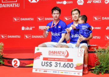 Pebulu tangkis ganda putra Indonesia Kevin Sanjaya Sukamuljo dan rekannya Marcus Fernaldi Gideon saat memegang medali usai menjuarai kejuaraan Daihatsu Indonesia Masters 2020 di Istora Senayan, Jakarta, Minggu (19/1). n ANTARA FOTO/GALIH PRADIPTA/FOC.